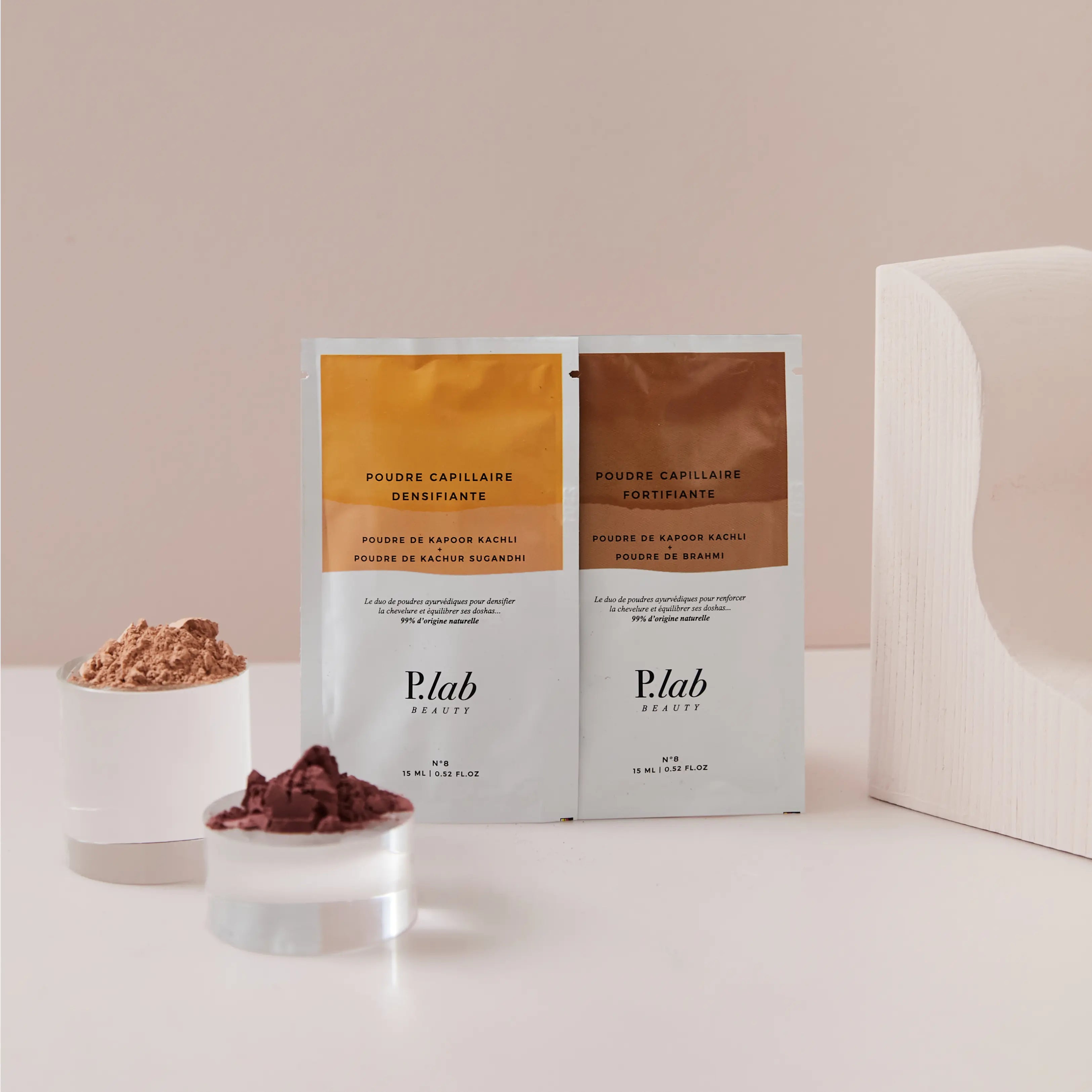 sachets poudres capillaires et ingrédients fond rose